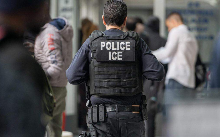 Agentes de ICE patrullando en Queens, reflejo del impacto en la comunidad inmigrante de Roosevelt Avenue