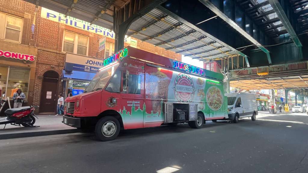 Comida callejera en Roosevelt Avenue, Queens