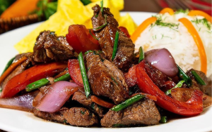Lomo saltado peruano al estilo Gastón Acurio servido con papas fritas y arroz blanco