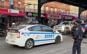 Operativo policial en Roosevelt Avenue, Queens, durante redadas en spa y salones de masajes